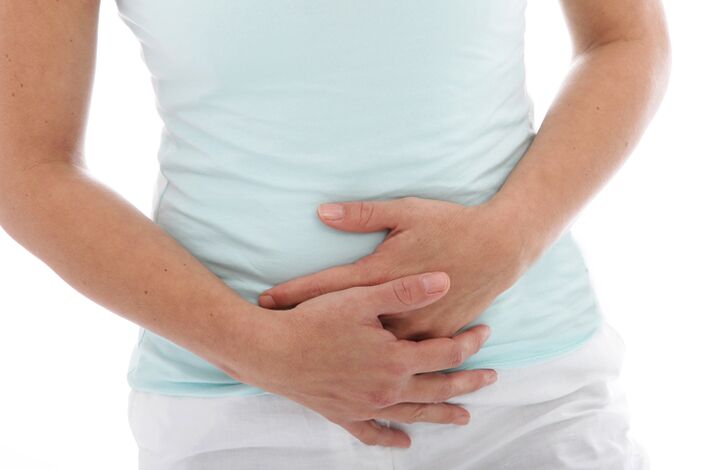 L'un des signes de cystite chez une femme est une douleur persistante dans le bas-ventre.