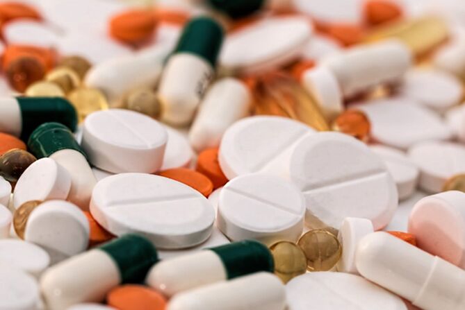 Médicaments pour le traitement de la cystite  antibiotiques, probiotiques, antispasmodiques, plantes médicinales.